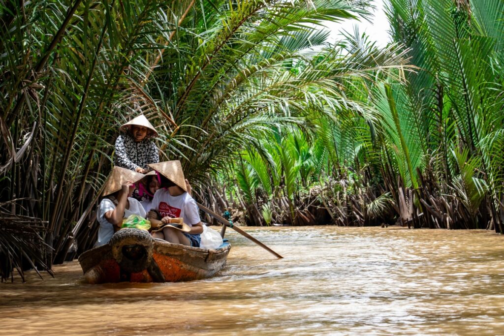 Khung cảnh sông nước miền Tây với con thuyền nhỏ len lỏi giữa rừng dừa nước, mang đậm nét văn hóa đặc trưng của Việt Nam. Trong bối cảnh tiếp thị số phát triển, liệu Chiến Lược Tăng Tương Tác Trên Lotus Dành Cho Doanh Nghiệp có phải là giải pháp giúp thương hiệu kết nối tốt hơn với khách hàng?