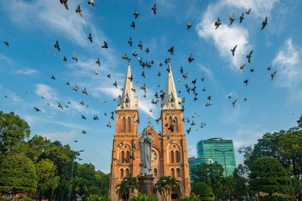 Nhà thờ Đức Bà Sài Gòn với kiến trúc cổ kính, đàn chim bồ câu bay lượn tạo nên khung cảnh yên bình giữa lòng thành phố. Trong bối cảnh số hóa ngày càng phát triển, liệu Mocha – Kênh giao tiếp và tiếp thị tiềm năng cho doanh nghiệp có phải là lựa chọn phù hợp để kết nối khách hàng và xây dựng thương hiệu?
