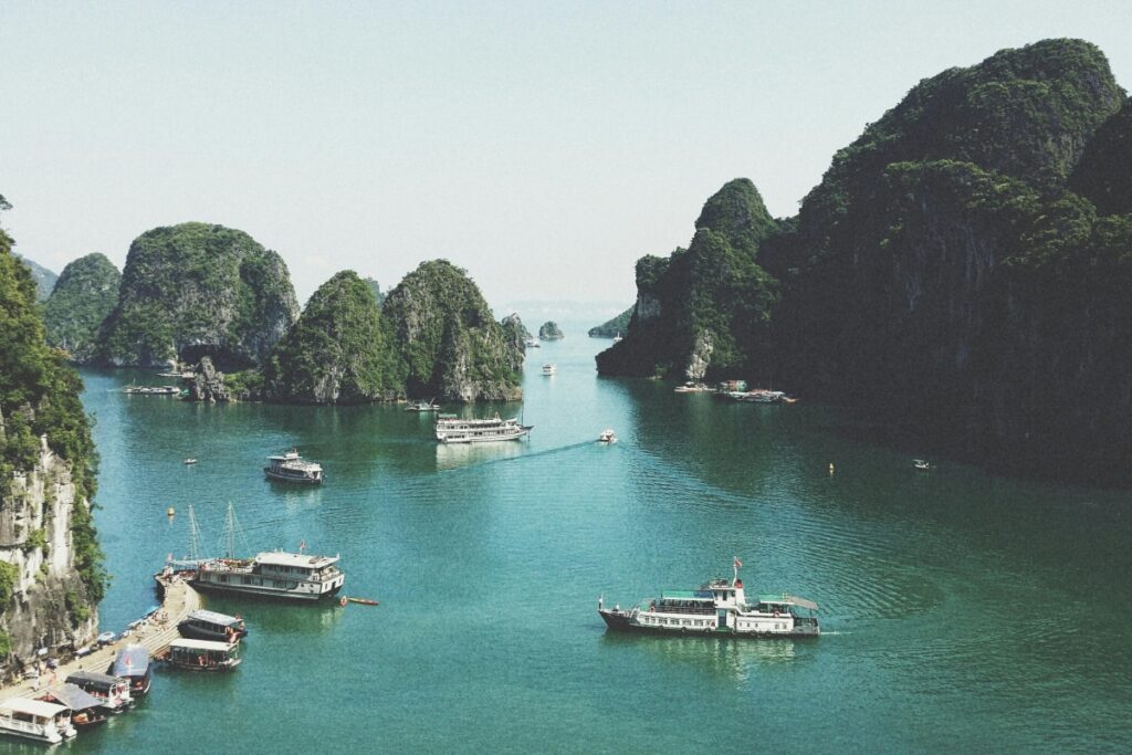 Vịnh Hạ Long tuyệt đẹp với những hòn đảo đá vôi hùng vĩ và nước biển xanh ngọc, tàu thuyền du lịch tấp nập qua lại. Trong bối cảnh doanh nghiệp Việt Nam ngày càng quan tâm đến tiếp thị số, liệu nền tảng truyền thông xã hội Gapo có phù hợp với doanh nghiệp Việt Nam không?