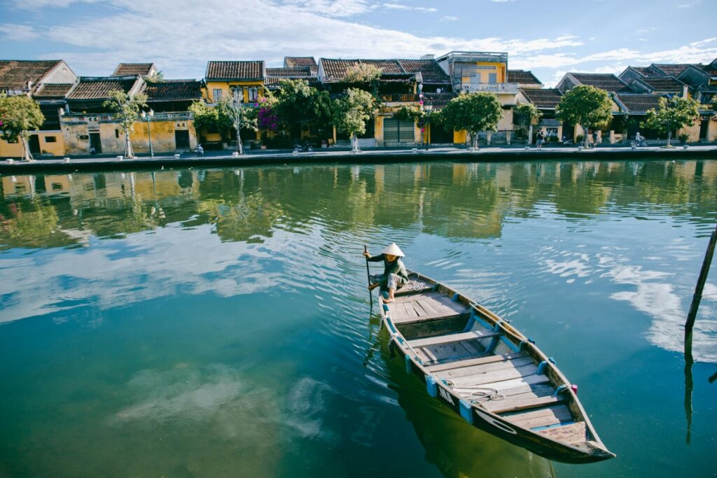 Khung cảnh yên bình tại Hội An với con thuyền nhỏ lướt trên mặt nước trong veo, phản chiếu những ngôi nhà cổ kính. Trong kỷ nguyên số, liệu TikTok Việt Nam – Cách Xây Dựng Thương Hiệu Cá Nhân Hiệu Quả có thể giúp cá nhân và doanh nghiệp nổi bật hơn trên thị trường?