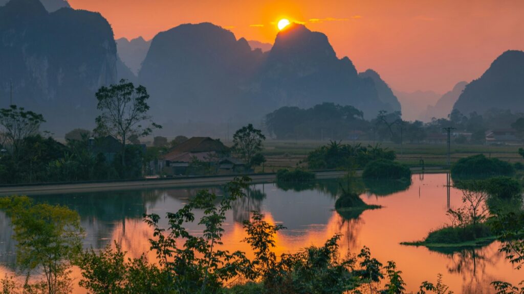 Một cảnhunset tuyệt vời với ánh nắng mọc phản chiếu trên mặt nước,cùng với những sườn núi và những ngôi nhà xóm."Byte App Nỗ Lực Đánh Bại TikTok"là một phần của câu chuyện về ứng dụng Byte đang cố gắng tạo ra một không gian mạng xã hội mới.