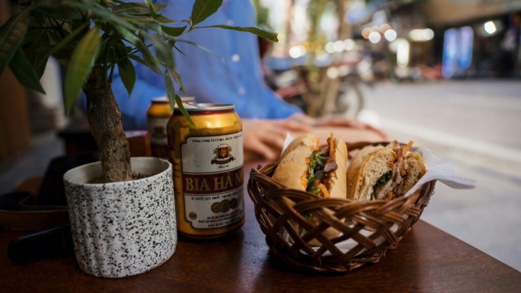 Một tách bia Bia Hanoi và một chậu bánh mì phô mai được đặt trên một bàn gỗ trong một quán ăn,tạo nên một không khí thoải mái.Đọc bài viết"Cách Kiếm Tiền Trên Bigo Live"để học cách thu nhập từ platform phát sóng trực tiếppopular này.