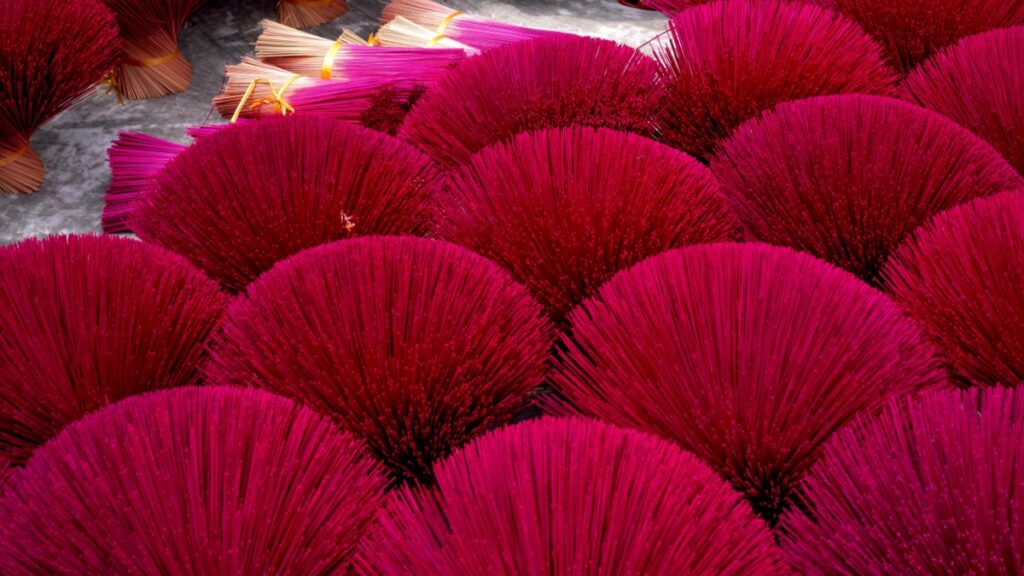 Những chiếc quạt magenta rực rỡ,thể hiện phong cách truyền thống của Trung Quốc,đồng thời mang đến ý nghĩa"Cách Sử Dụng Rednote(Xiaohongshu)Để Tiếp Thị Doanh Nghiệp Ở Trung Quốc"trong việc quảng bá thương hiệu.