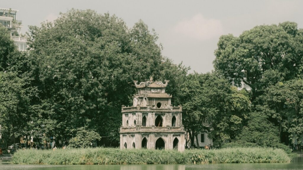 Một tháp cổ di tích ở Việt Nam,bao bọc bởi cây cối,với chủ đề"Cách Sử Dụng ShareChat Để Tiếp Thị Doanh Nghiệp Ở Ấn Độ".