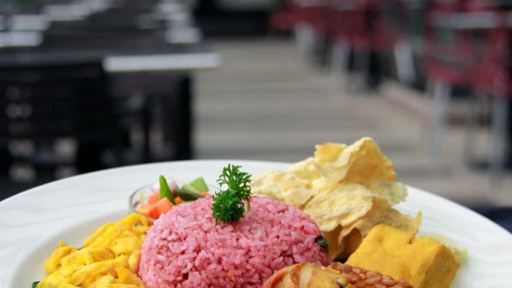 Huong dan thuc te danh cho creator Viet muon lien he thuong hieu Myanmar qua WhatsApp e lam video reaction bai hat: chien luoc inbox, kich ban ngan, luu y phap ly va meo tang hop ong.