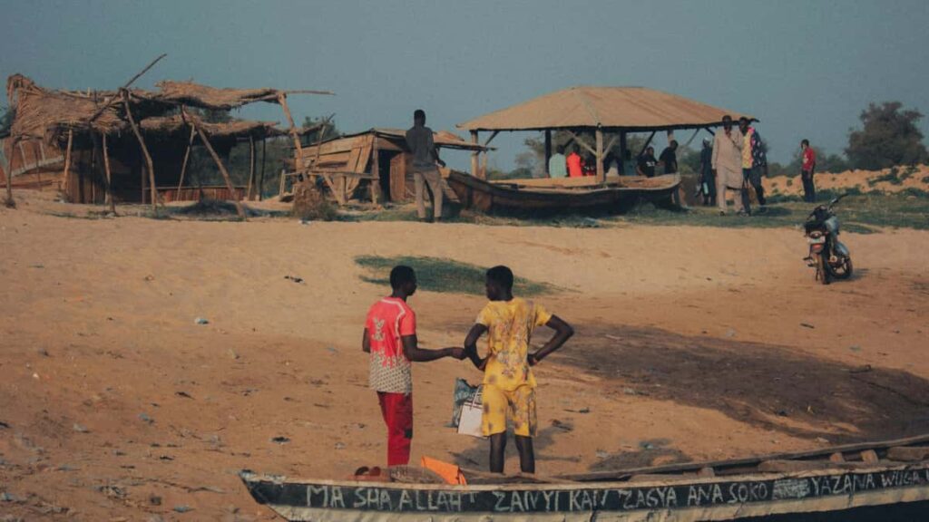 Huong dan thuc te cho creator Viet muon tiep can thuong hieu Bo ao Nha tren eBay, tim mon must-have, lam noi dung review va thuong thao hop tac.