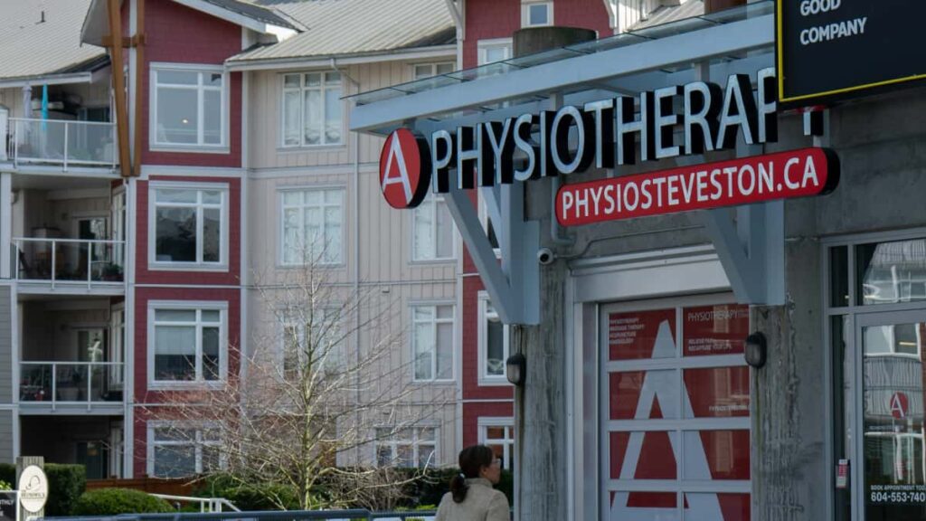 Huong dan thuc te cho advertiser Viet muon tim creator Twitch o Saudi Arabia, tan dung livestream e ay traffic ve landing page chien luoc, cong cu va checklist lam viec voi creator.