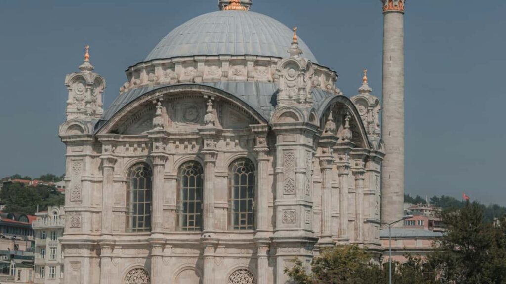 Huong dan thuc te cho creator Viet muon tiep can thuong hieu Nhat tren Etsy, tu cach nghien cuu, outreach bang tieng Nhat/Anh, en mau pitch, hop tac OMO va du oan xu huong 2026.